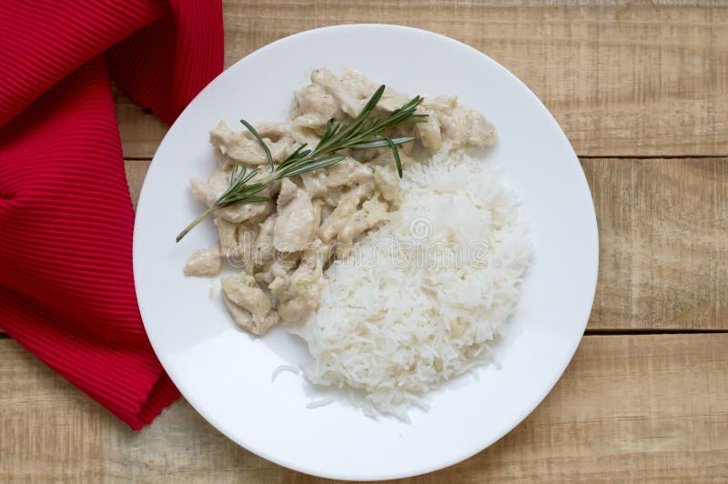 Вареная рис курам. Рис с отварной курицей. Отварная курица с рисом. Белый рис с курицей. Курица с рисом с белым соусом.