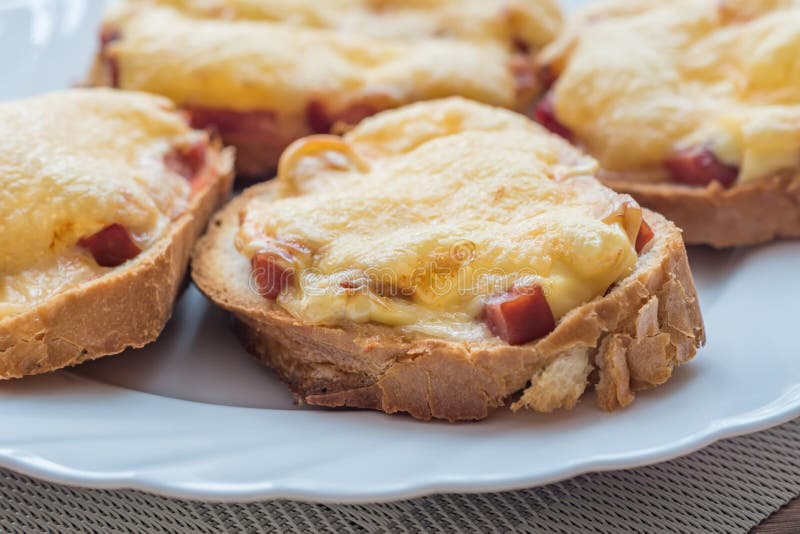 Бутерброды с жареным беконом. Бутерброды с беконом и сыром. Горячий бутерброд с беконом и сыром. Тост с беконом. Горячие бутерброды с помидорами и беконом.