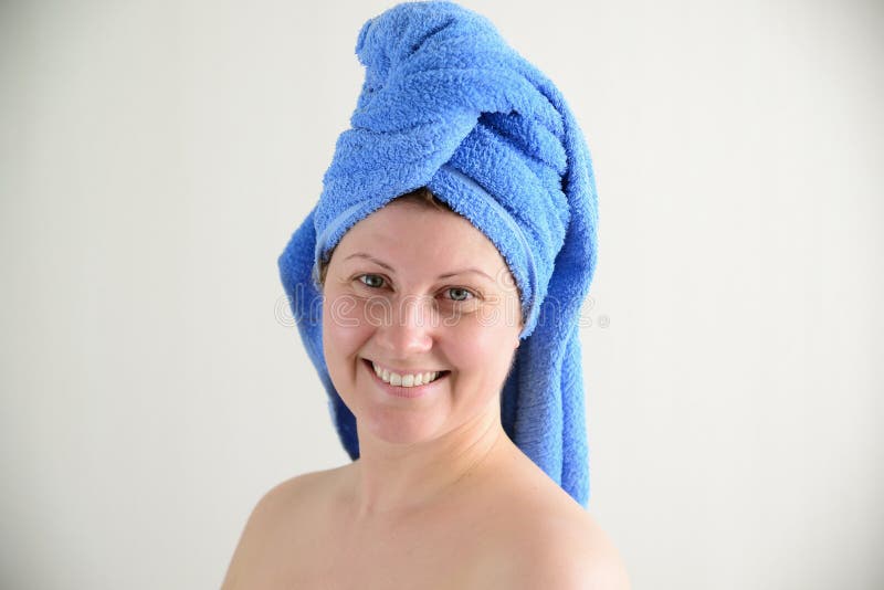 Полотенце на голове. Пожилая женщина с полотенцем на голове. Фотомодели в полотенцах на голове. Девушка с полотенцем на голове.