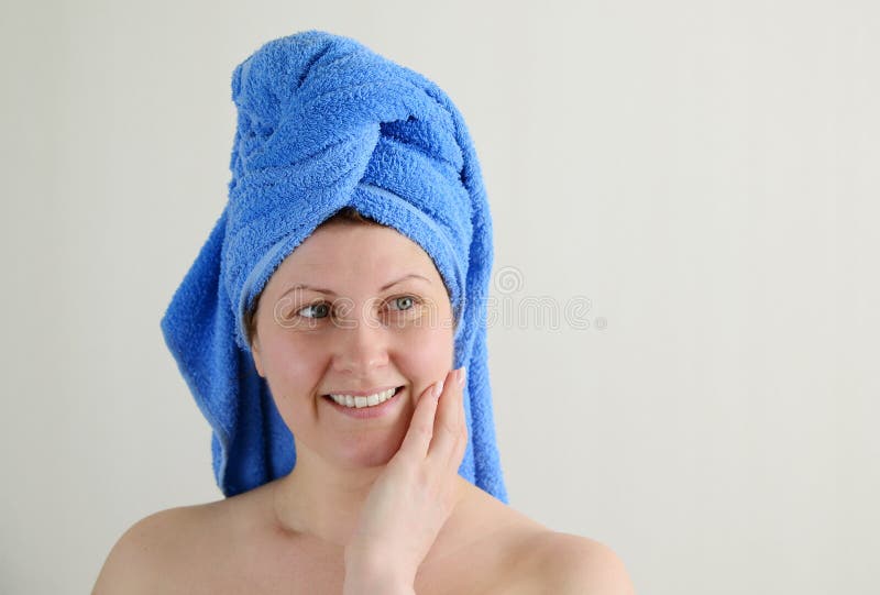 Мамка с полотенцем на голове. Злая мама с полотенце на голове. Синее полотенце на голове.