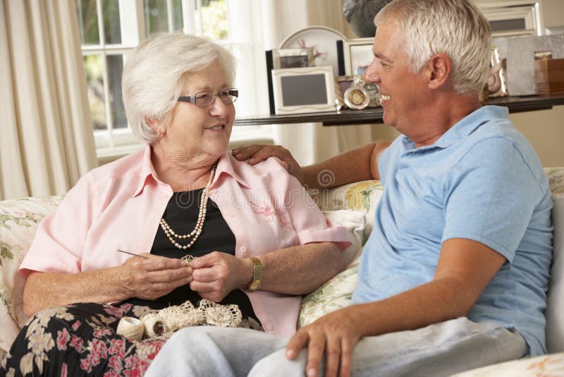 пациент в кровати. мальчик на больничной кровати. хорошие взаимоотношения в семье. доверительные отношения в семье. сиделка для пожилого человека.