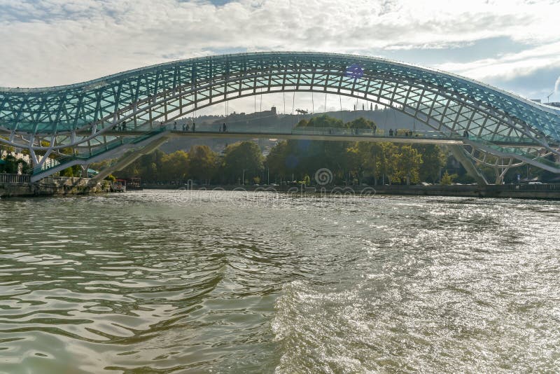 Вид на реку Кура, город Тбилиси с катера на реке Кура Редакционное Фотография - изображение насчитывающей король, зеленый: 164306577