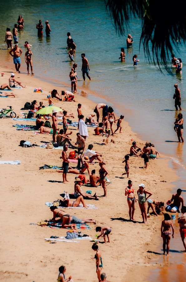 Вид сверху на людей, отдыхающих на пляже в летний день Редакционное Фотография - изображение насчитывающей песок, потеха: 155919937