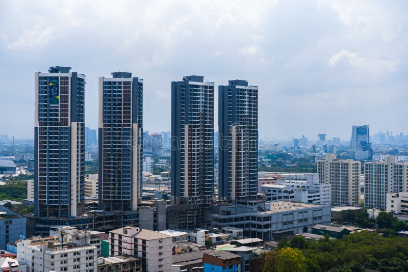 Вид с высокого этажа на улицах Бангкока. Высотные здания и крыши домов, небольших. Городской пейзаж Редакционное Стоковое Фото - изображение насчитывающей природа, челки: 185678008