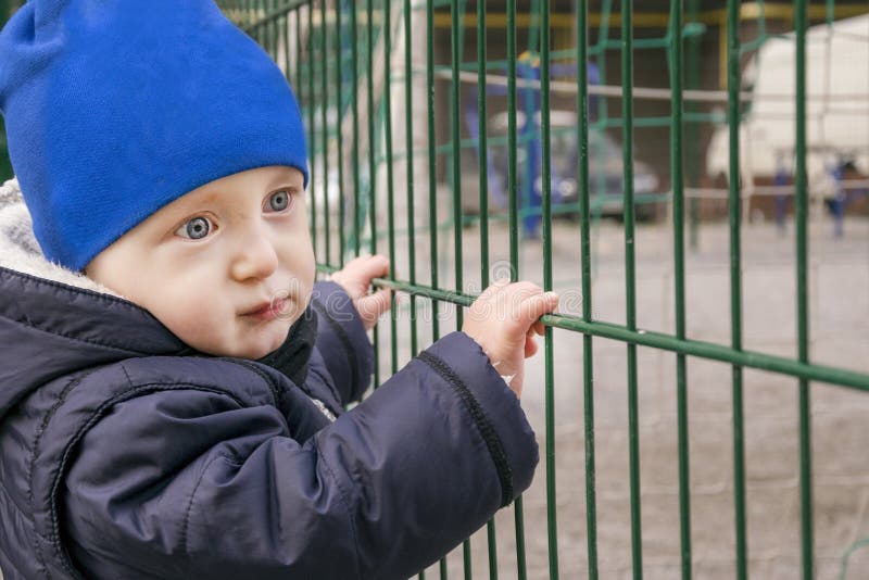 Включи для мальчиков. Мальчик включает. Включи просто мальчик картинки. Включи просто мальчик спрятался картинки. Включи простые мальчики