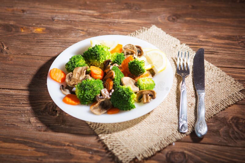 Вкусная веганская еда в тарелке. брокколи морковь и грибы Стоковое изображение - изображение для: 230070293