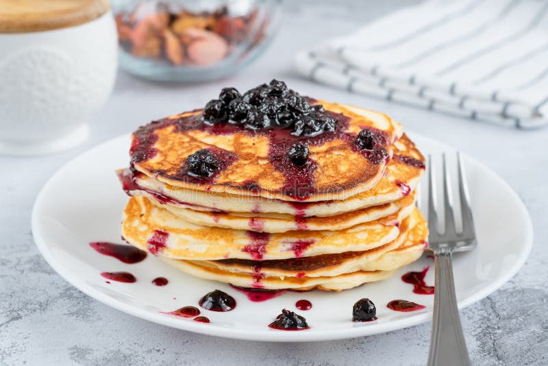 Блинчики с черничным джемом