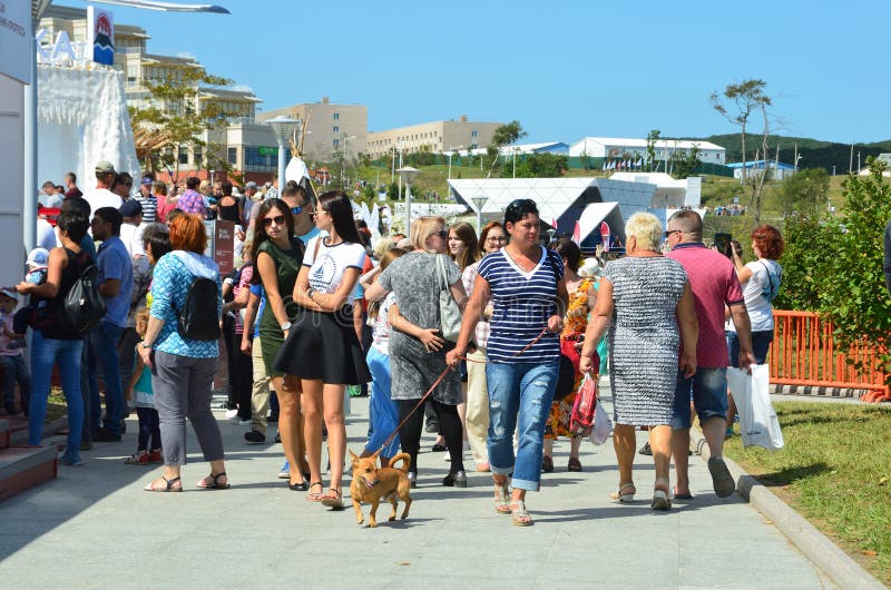смотровая площадка на сопке орлиное гнездо владивосток. толпа людей в городе. новороссийск в мае. население владивостока график. владивосток численность населения 2023.