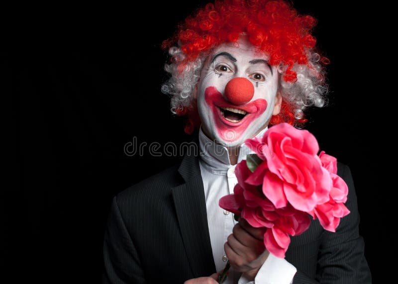 Клоун с цветами. Клоун любовь. Фотограф клоун. Клоунский фон с цветами. Розовый клоун.