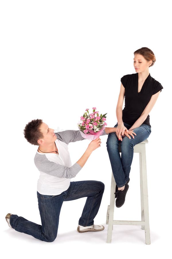 Человек стоит с цветами. Мужчина на коленях дарит цветы. Мужчина дарит цветы женщине на коленях. Мужчина на коленях с цветами. Девушка дарит цветы мужчине на колене.