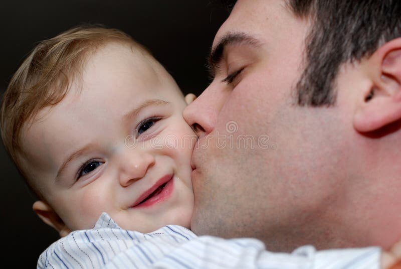 Поцелуй отец сын. Красивые отцы. Отец целует малыша в нос.