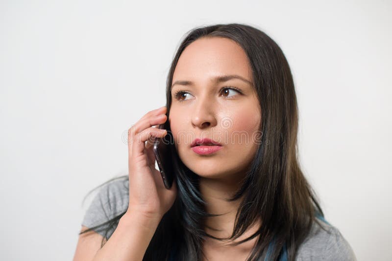 девушка разговаривает по телефону. девушка отказывается. включи скажите девушки. включи скажите девушки. включи скажите девушки.