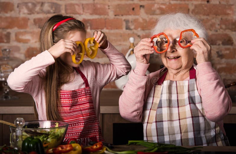 Бабушка с очками. Бабушка с гаджетом. Бабушка с шлангом. Бабушка держит вазу.