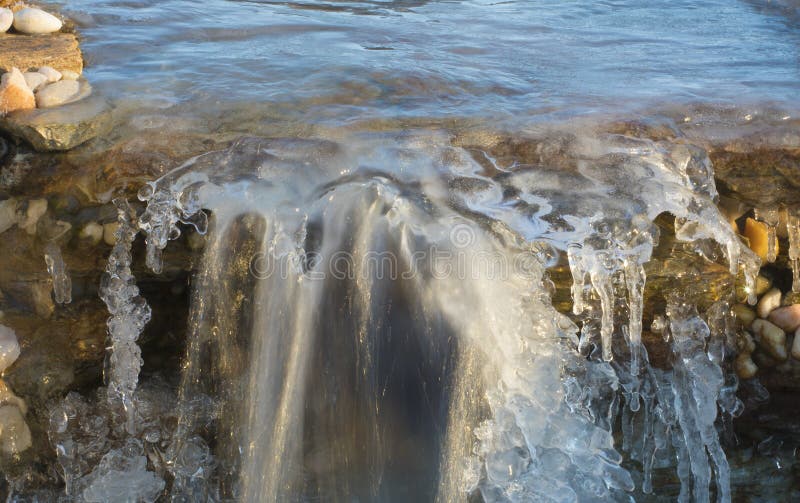 Инсталляция бежит вода