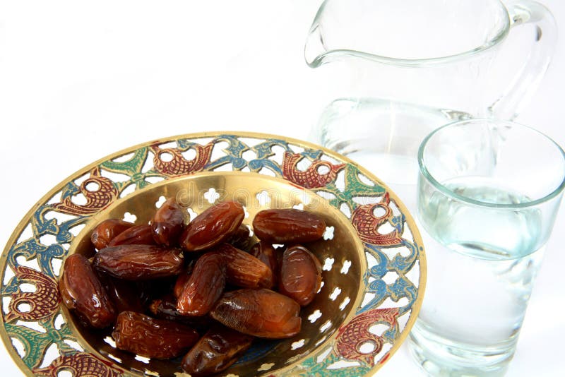 Жвачка в пост рамадан. Еда на ифтар. Финики и вода ифтар. Ифтар вода. Ramadan Dates.