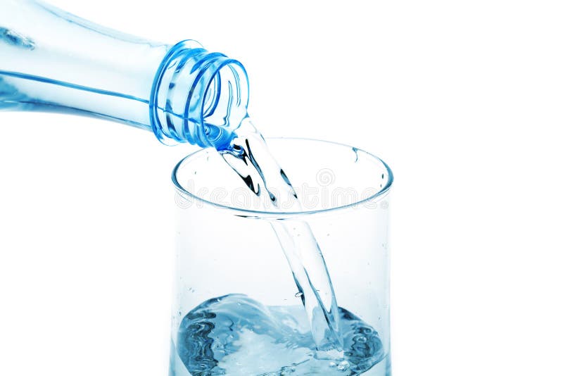 Бутылка холодной воды. Вода наливается в стакан из бутылки картинки. Льет воду в стакан из бутылки. Water pours into a Glass vector.