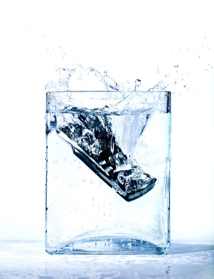 Стакан воды арт. Капля падает в воду. Уронил телефон в воду фото. Капля воды на черном фоне. Воды мобильного телефона