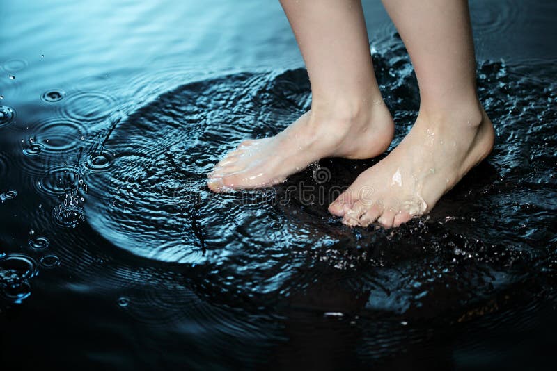 Вода покрывает ее ножки по колено