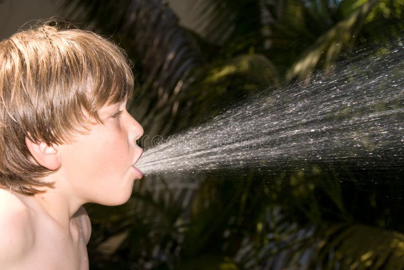 Почему плюется вода. Мальчик плюется. Мальчик брызгает водой. Плюется водой. Струя воды в лицо.