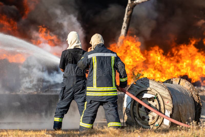 Пожарные без воды. Пожар стоковое фото. Скорводы пожарные. Fire Prevention Officer. Чио пожарные распыляют.