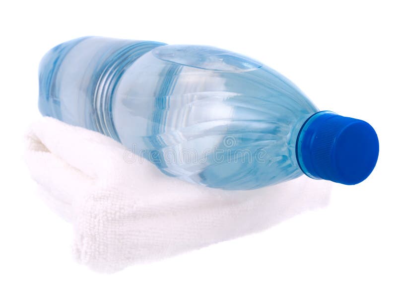 Полотенца бутылки. Полотенце бутылка. Бутылки для воды с полотенцем. Полотенце в воде. Фото полотенце и бутылки с водой.