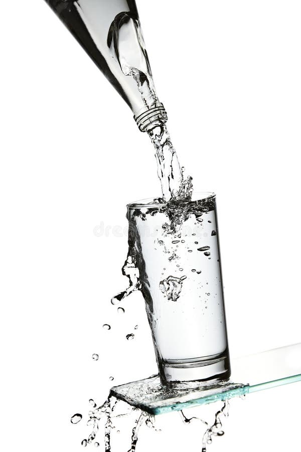Переполнение жидкостью. Переполненный стакан. Стакан переполнен водой. Переполненный стакан с водой. Вода льется через край.