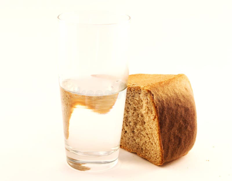 Ставят стакан воды и хлеб. Хлеб и вода. Стакан воды с хлебом. Кусок хлеба и вода. Стакан воды и кусок хлеба.
