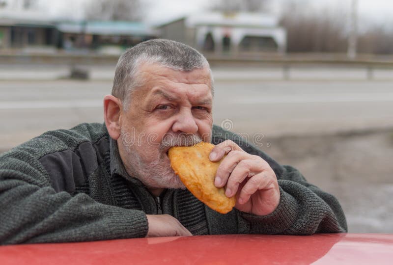Мужчина с пирогом