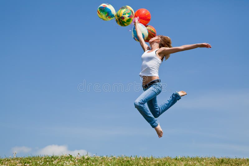 Покажи воздушные друзья. Дети взлетают на шарах. Веселье подпрыгивание открытки. Спортсменка летит на шарике.