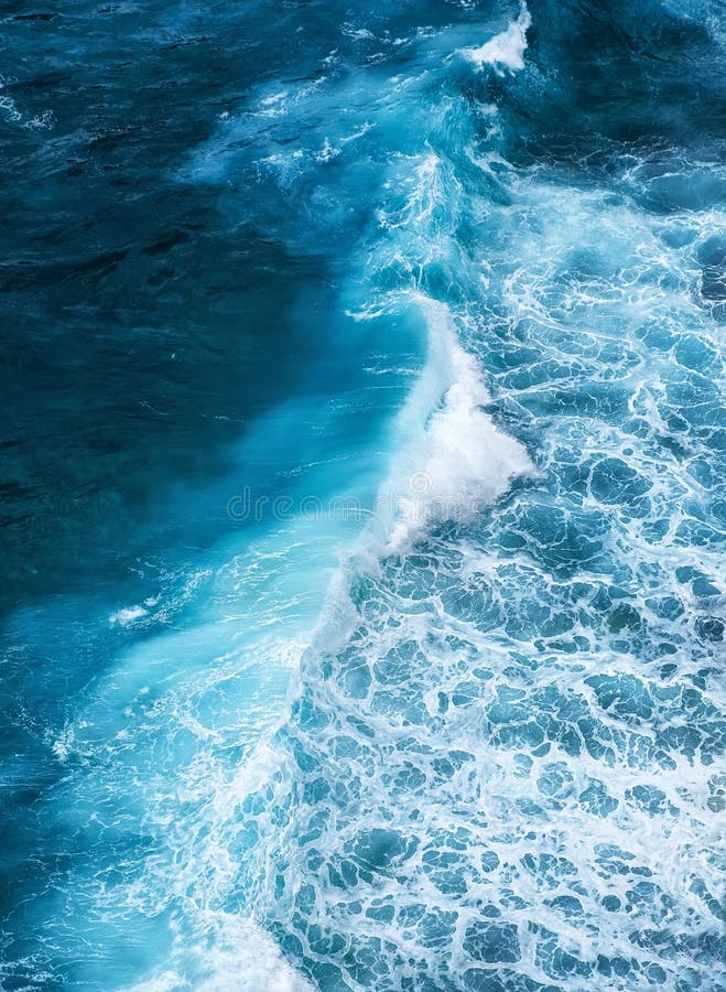 волны и синяя вода как фон. вид на поверхность океана. естественный летний  морской пейзаж. водный фон. Стоковое Фото - изображение насчитывающей  прозрачно, тропическо: 224826202