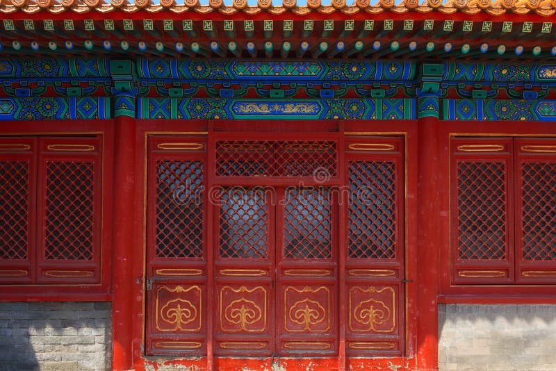 Двери в китайских домах. Красная китайская дверь. Двери китайских домов. Двери в китайских поместьях. Двери на улицах Китая.