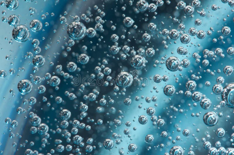 Водные пузыри от жары. Вода с пузырьками воздуха в стекле. Водичка с пузырьками фото. Пузырьки в воде это газообразное тело.