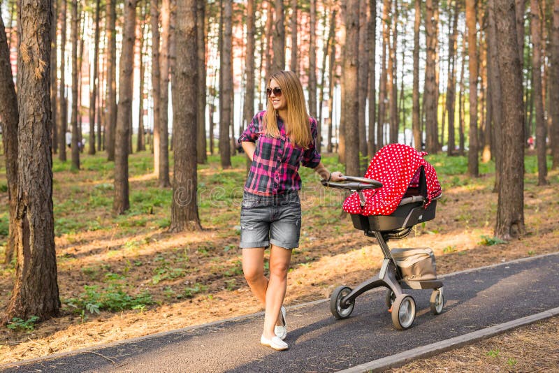 Коляска в парке Коляска в парке