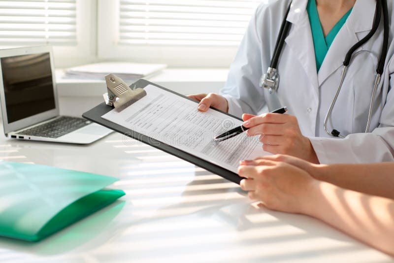 Врач заполняет бланк. Доктор история болезни. Врач женщина с чек-листом фото. Врач пишет историю болезни. Карикатуры на врачей смешные.