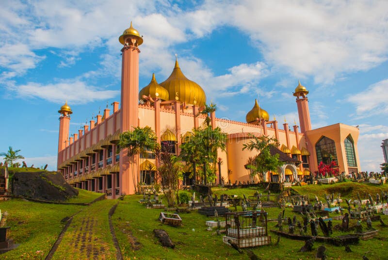 Малайзия март. Саравак Малайзия. Розовая мечеть Малайзия. Malaysia Cities Kuching.