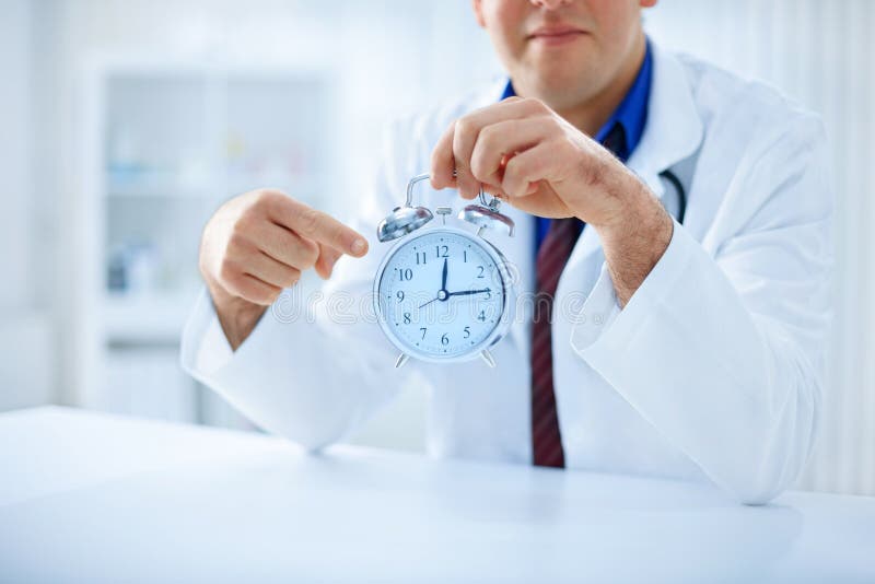 Прием врача с часу. Часы медицина. Часы на руке врача. Часы доктор. Врач и время.