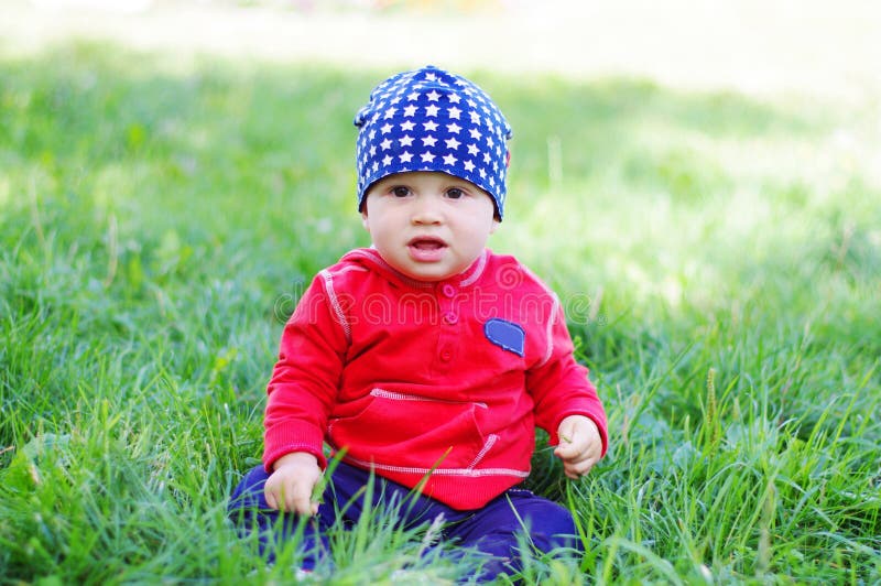 Ребёнок 11 месяцев сидит. 8 Месячный ребенок армянский весной на улице в травке сидит. Что умеет ребёнок в 11 месяцев мальчик.