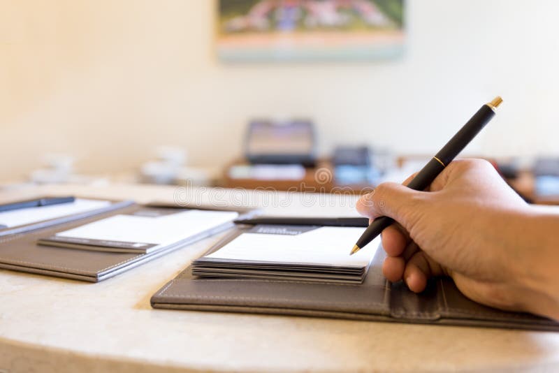 Заполняемая ручка. Заполняемая ручка. Блокнот и ручка минимализм. Рука подписывает документ. Фломастеры лежат на столе.