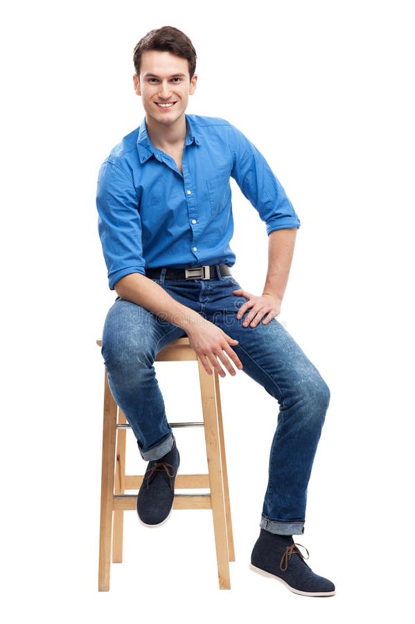 Мужчина в джинсах сидит