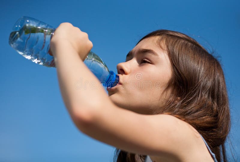 Девушка с бутылкой воды. Девушка пьёт воду голубая картинка. Реклама воды девушка пьет на фоне солнца.