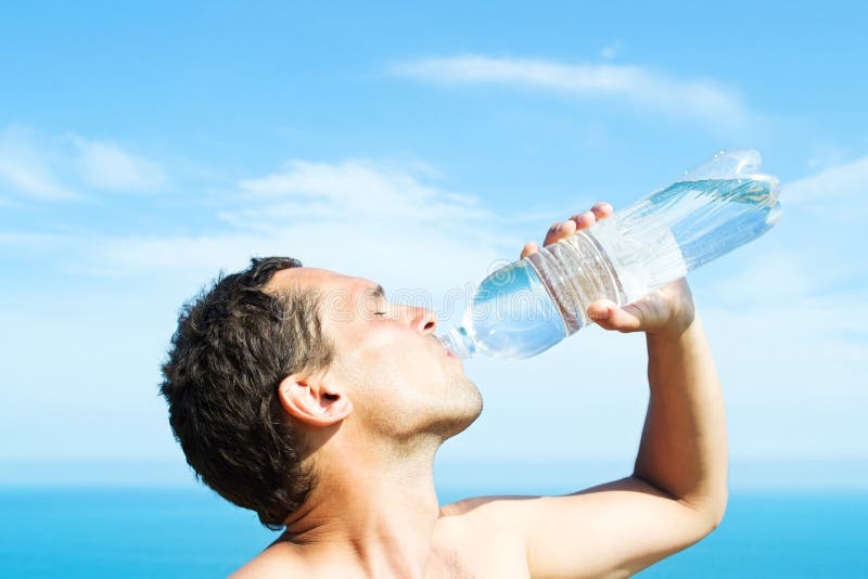 Человек пьет из бутылки. Вода и человек. Пьет воду из бутылки. Человек пьет воду из бутылки. Парень с минералкой.