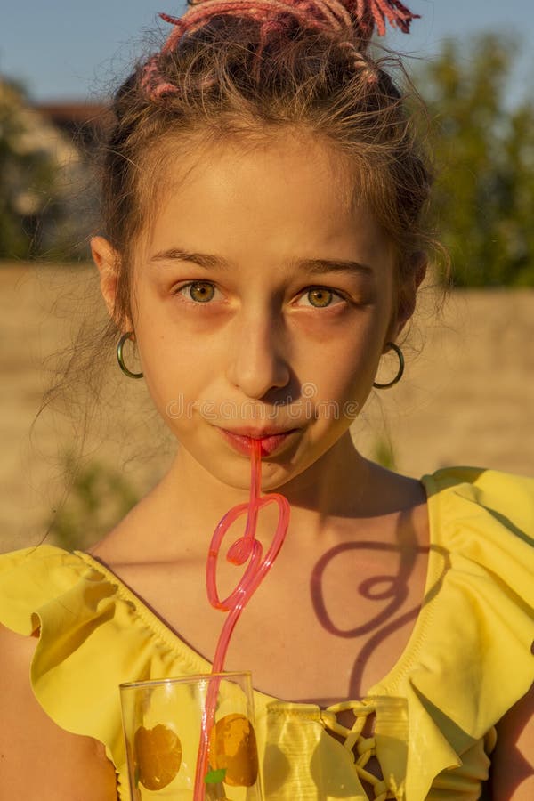 В баре у бассейна и пили сок ребенка. Семейного отдыха летом с девушкой kidslittle holding свежего ананаса коктейль