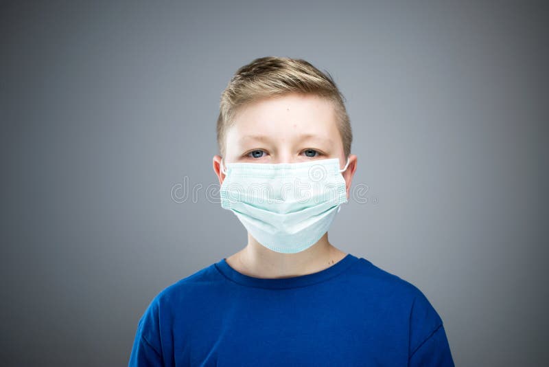 Маску про мальчика. Мальчик в маске. Мальчик в маске расслоение. Мальчики в увлажняющий масках. Фото мальчика в маске медицинской 13 лет.