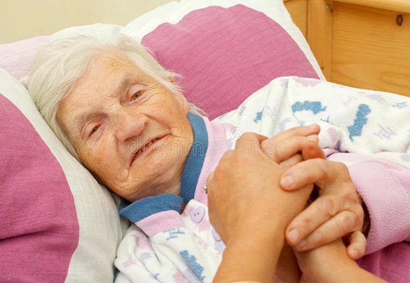 Чем болеют старые люди. Фото счастливого пожилого человека. Картинки бабушка в постели. По ночам звучит надрывный кашель старенькая женщина. Пенсия стоковые фото.