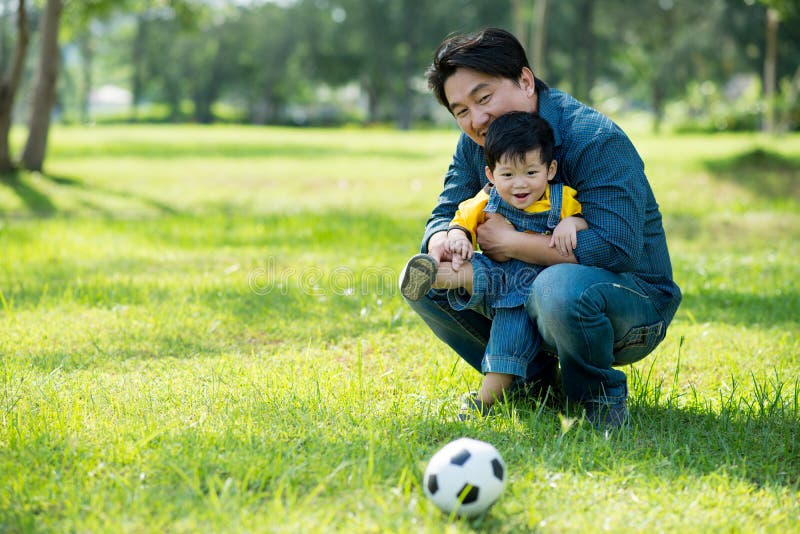 Японский папа и сын. Папа играет с сыном. Идея футбола для папы. Узбек играет с сыном. Картинка папа играет с сыном.