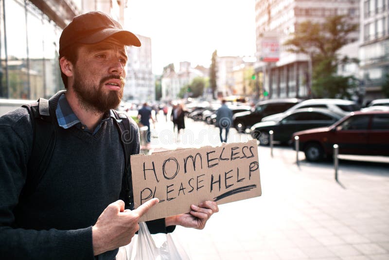 Безработный парень. 24 Часа говорю да бездомному. If you homeless just buy a House. A dude in Dark Glasses is standing on the Street with a Cardboard.