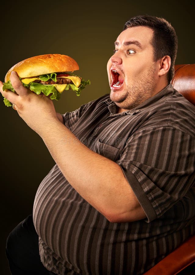 Ешь и толстым становишься. Толстый мужчина ест бургер. Толстый мужчина с фастфудом. Толстый человек ест гамбургер. Толстый человек с гамбургером.