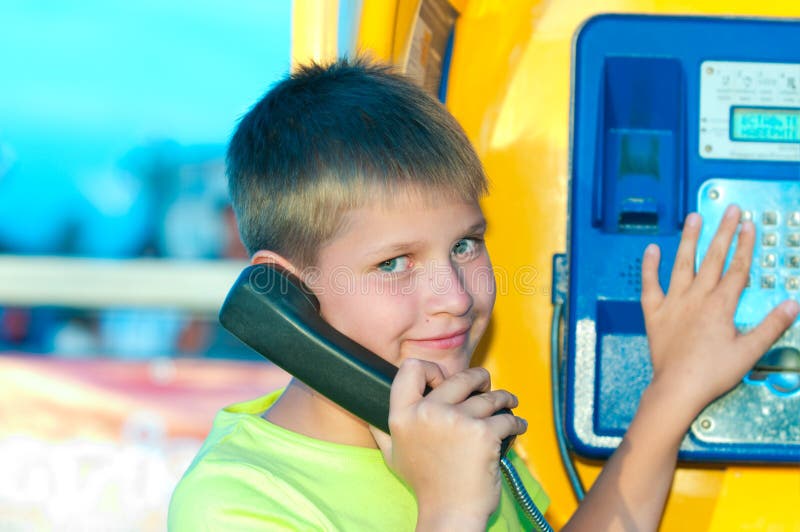Телефон мальчик 6. Мальчик с телефоном. Мальчик с телефоном в руке.
