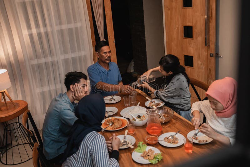Исламский ужин с семьей. Мусульмане семья ужин. Арабский семейный ужин фото. В доме у мусульманина обедают фото. Голод в рамадан