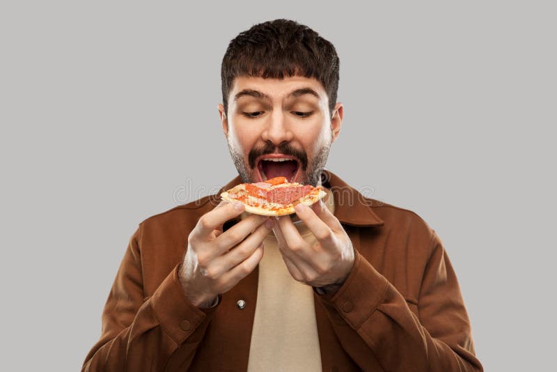 Мемы про пиццу. You are what you eat картинки. Парень ест пиццу. Ест пиццу. Поедание пиццы.
